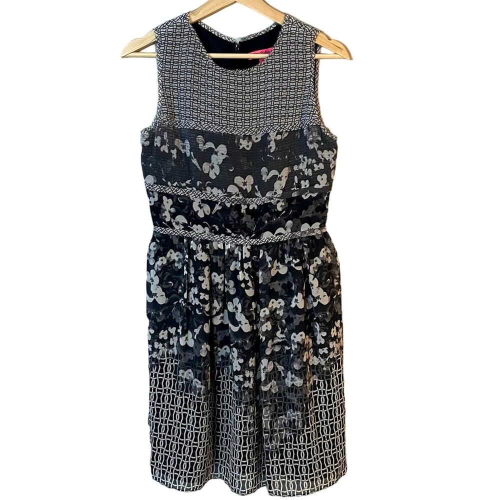 Betsey Johnson Gray & Black Floral A-Line Knee-Length Dress Size 4 EUC Geometric